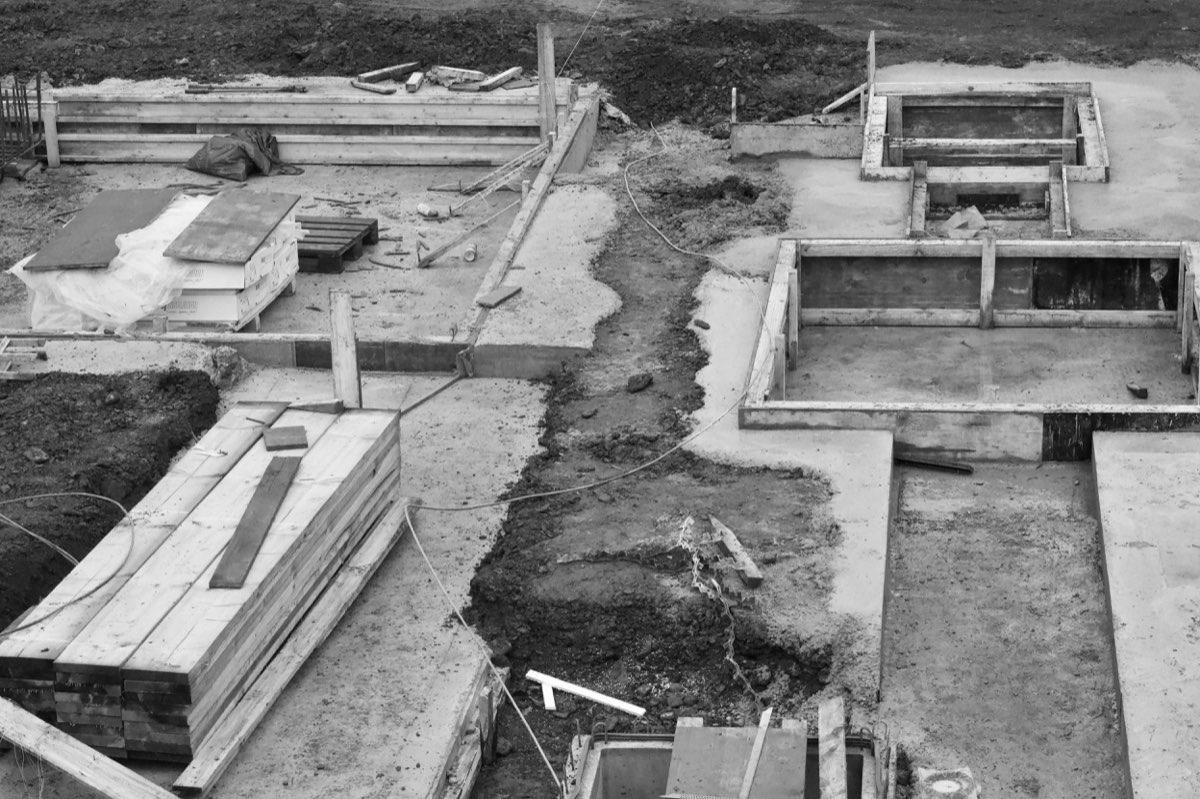 Fondations d'une maison en paille : semelles filantes, plots ou radier ?